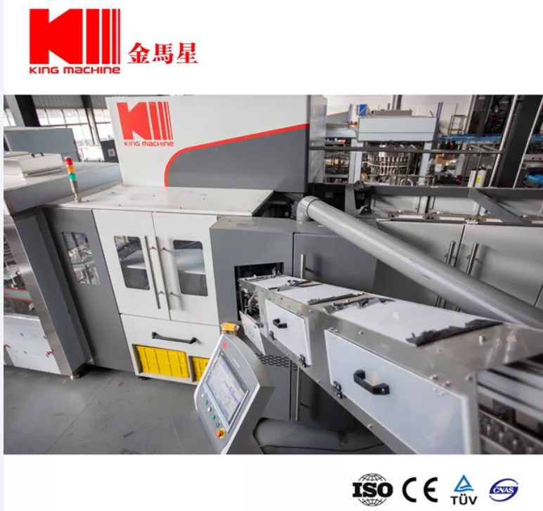 Bij King Machine zijn we al meer dan twee decennia een vertrouwde leider in de drankverpakkingsindustrie. Wij bieden effici&euml;nte, betrouwbare en geavanceerde flessenpakketmachines die zijn ontworpen om te voldoen aan de diverse behoeften van de drankenindustrie. Onze machines zijn geschikt voor verschillende verpakkingsoplossingen, waaronder water, sappen, frisdranken en energiedranken. King Machine is uw go-to-partner voor al uw drankenverpakkingsvereisten. Neem vandaag nog contact met ons op voor een aangepaste oplossing!